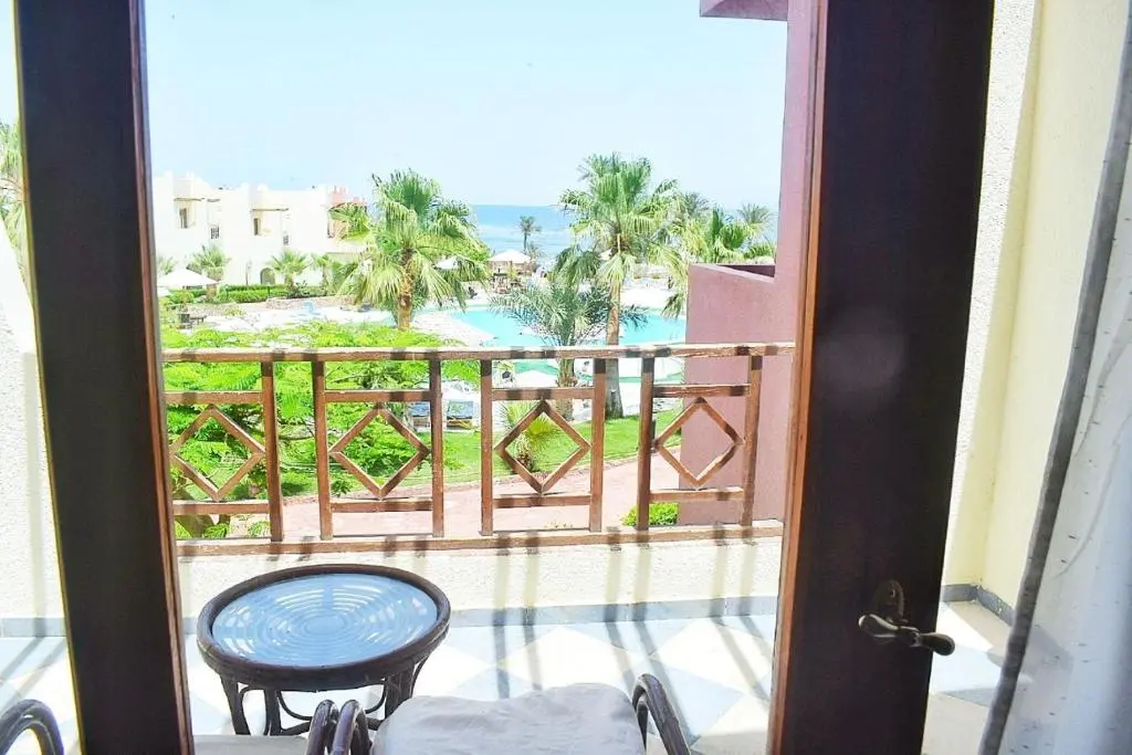 Standard room with side sea view.