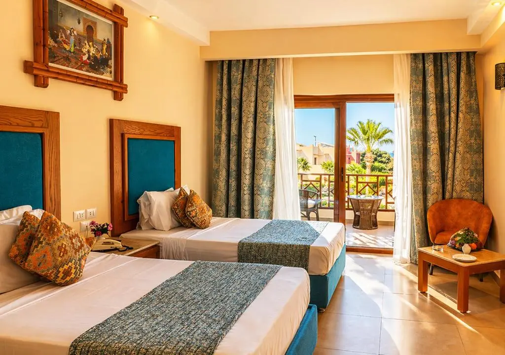 Standard room with side sea view.