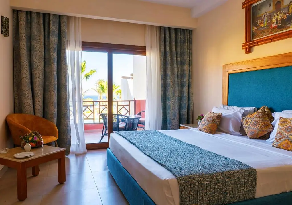 Standard room with side sea view.