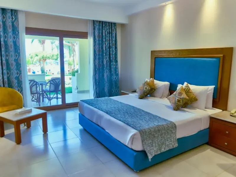 Standard room with side sea view.