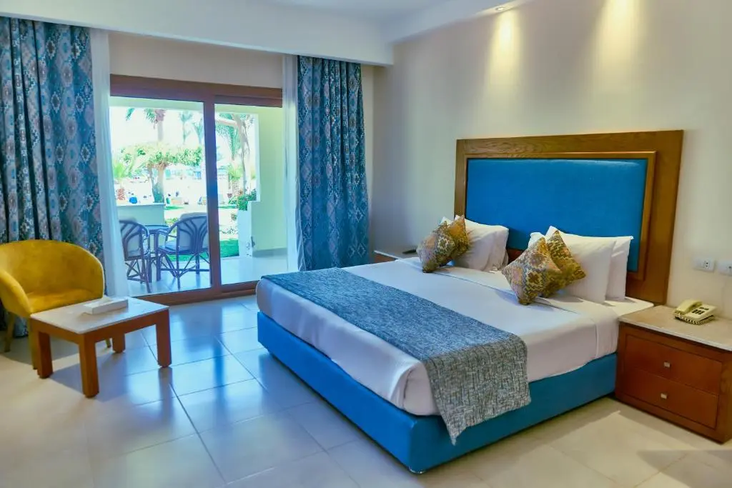 Standard room with side sea view.