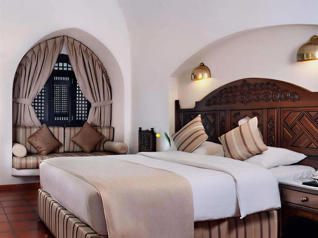 Classic Queen Room with Partial Sea View