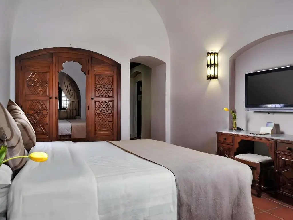 Classic Queen Room with Partial Sea View